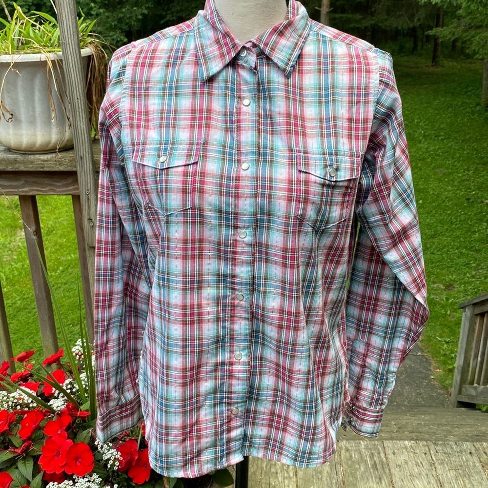 EUC wrangler shirt size medium Pearlized buttons